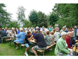 Feier des Mährisch-Neustädter Wachsstockfestes an der Weingartenkapelle (© Karl-Franz Thiede)